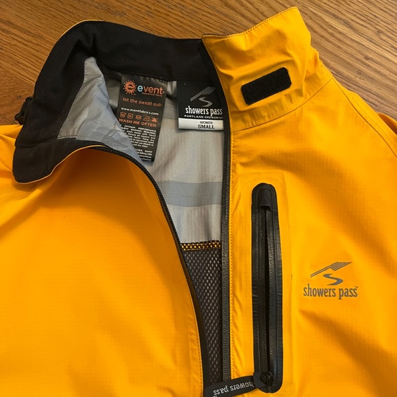 women’s small cycling jacket - Picture 7 of 9